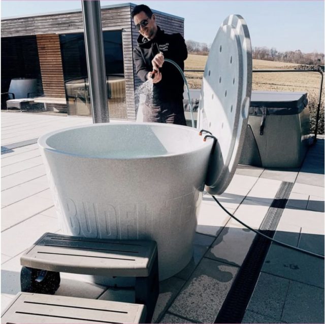 Věšák BUDHOOK na zavěšení víka